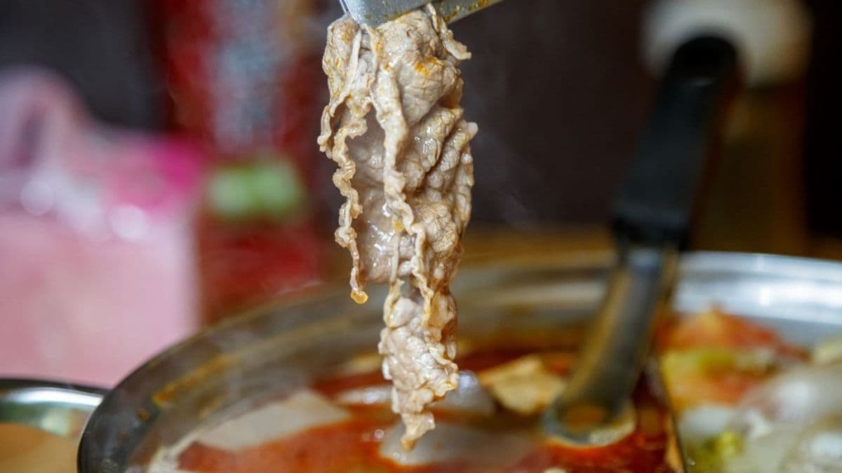 霜降牛肉份量十足，涮一下即可入口享用。（圖片來源：愛伯特吃喝玩樂全記錄）
