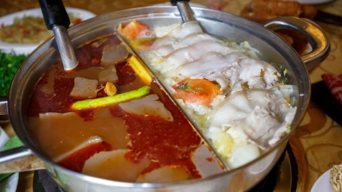 有麻辣鍋、酸菜白菜鍋以及鴛鴦鍋可以選擇。（圖片來源：愛伯特吃喝玩樂全記錄）