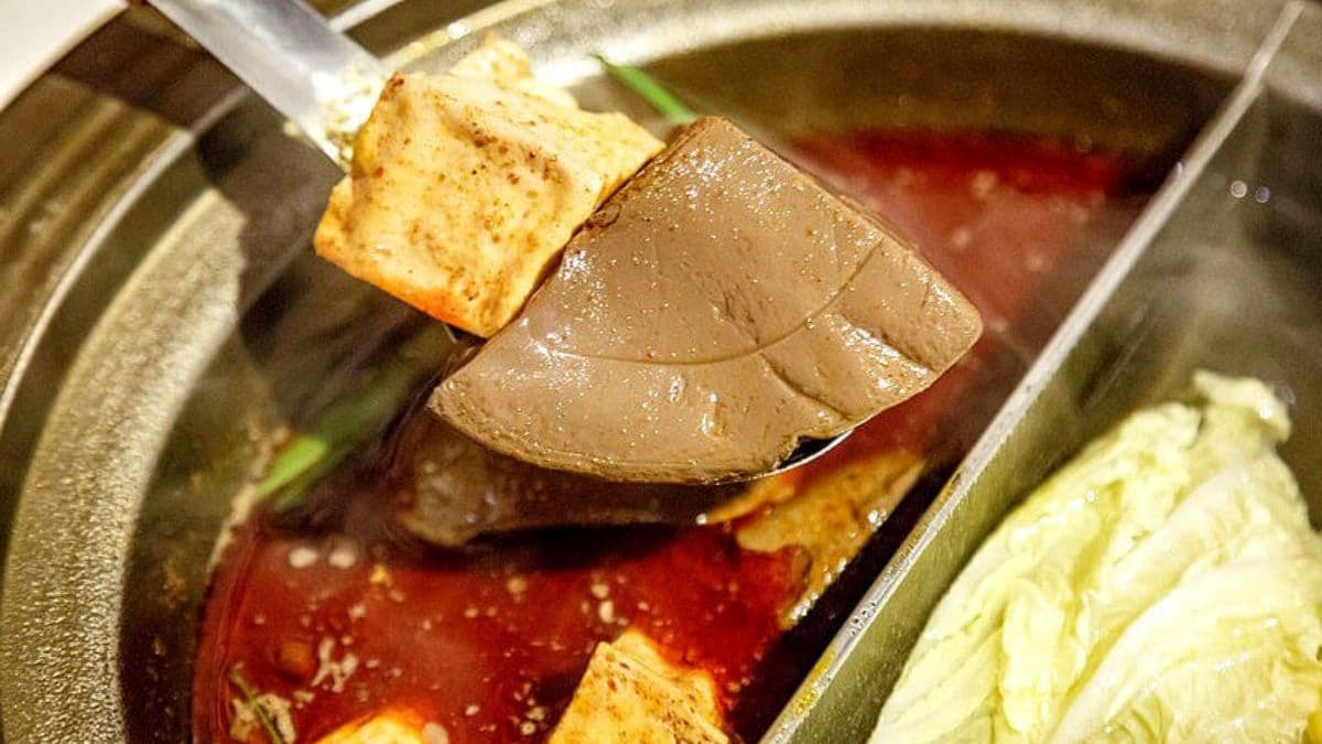 麻辣鍋底的麻辣鴨血非常的軟嫩入味。（圖片來源：愛伯特吃喝玩樂全記錄）