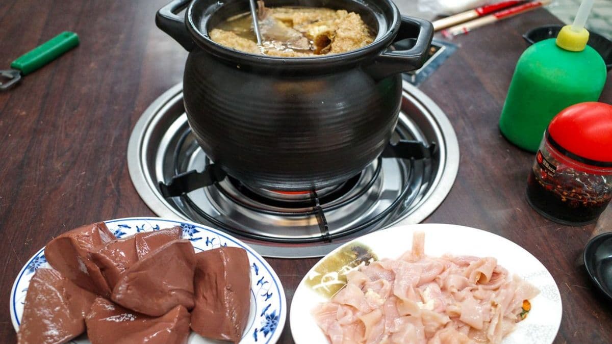 吃薑母鴨少不了豆腐乳和辣椒醬油沾醬。（圖片來源：陳小可的吃喝玩樂）