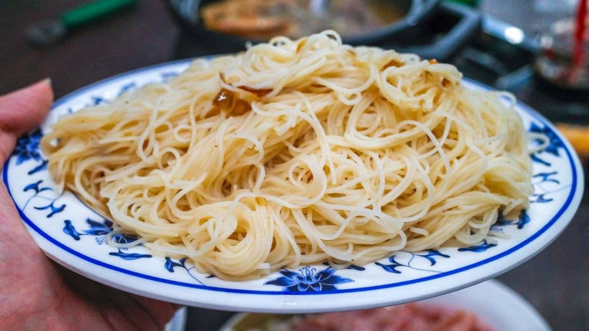 麵線加點薑母鴨湯汁攪拌後再吃！（圖片來源：陳小可的吃喝玩樂）
