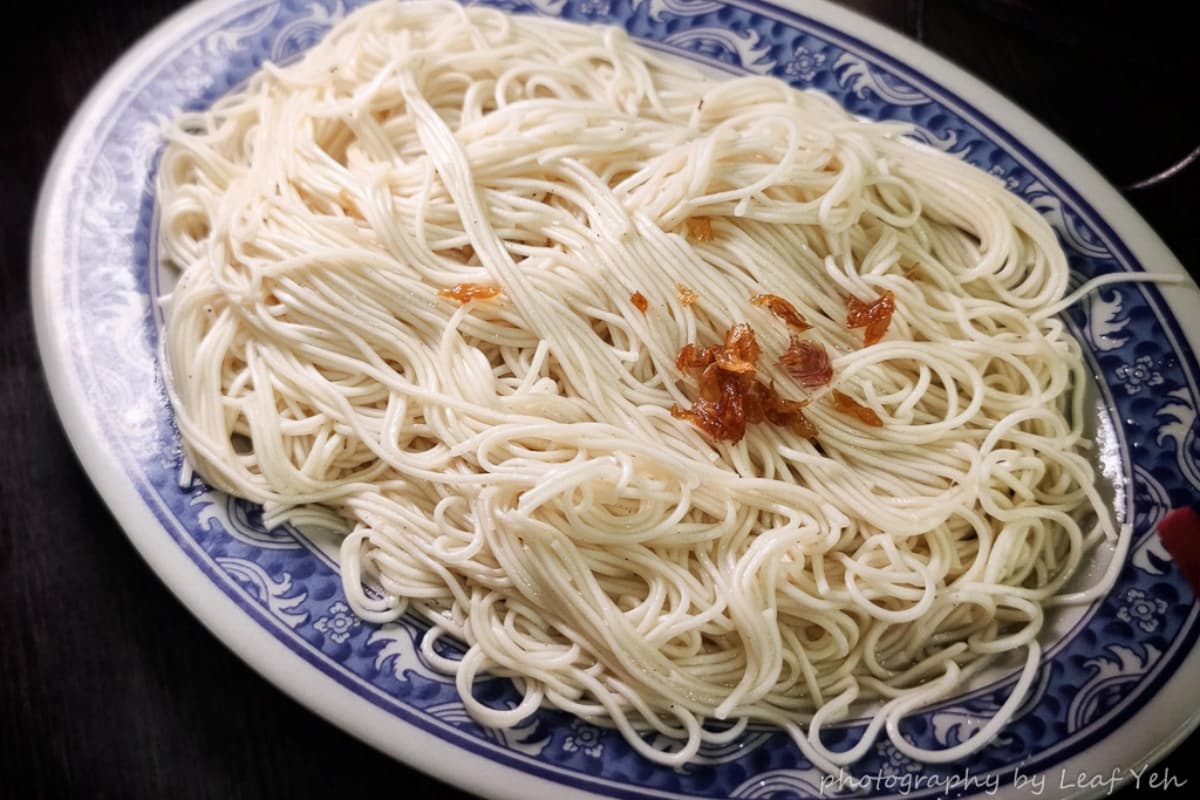 這裡的麵線偏乾拌油不沾黏，味道剛好，配上薑母鴨的熱湯也很合拍。（圖片來源：葉影瓶像）