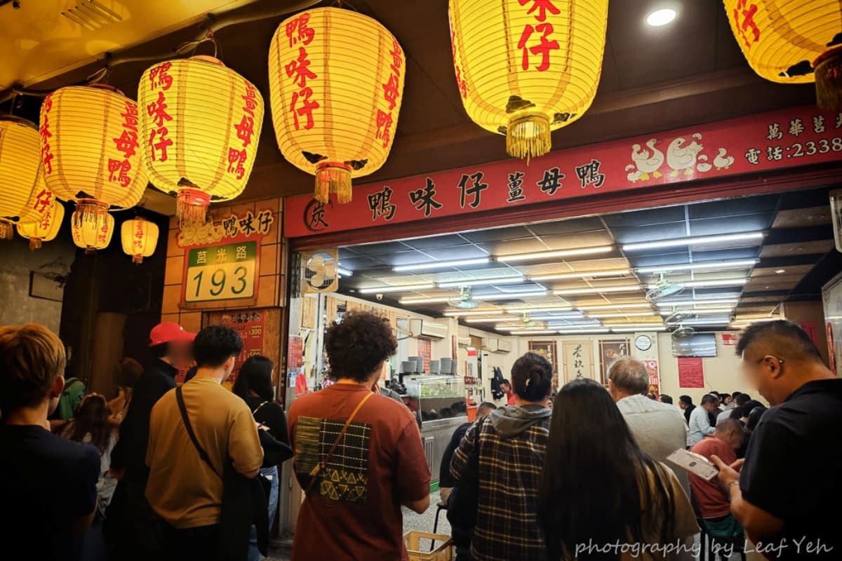 薑母鴨店都差不多，都是板凳加上矮桌，矮凳煮著熱熱湯頭，感覺特別熱鬧（圖片來源：葉影瓶像）