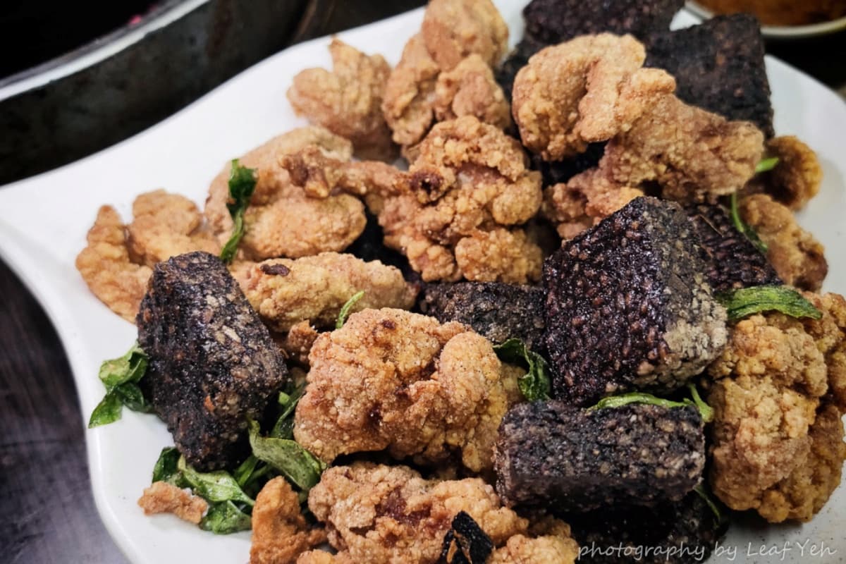 鹽酥雞用大大塊的無骨雞腿肉醃過，炸得金黃香酥，入味且肉汁充沛（圖片來源：葉影瓶像）