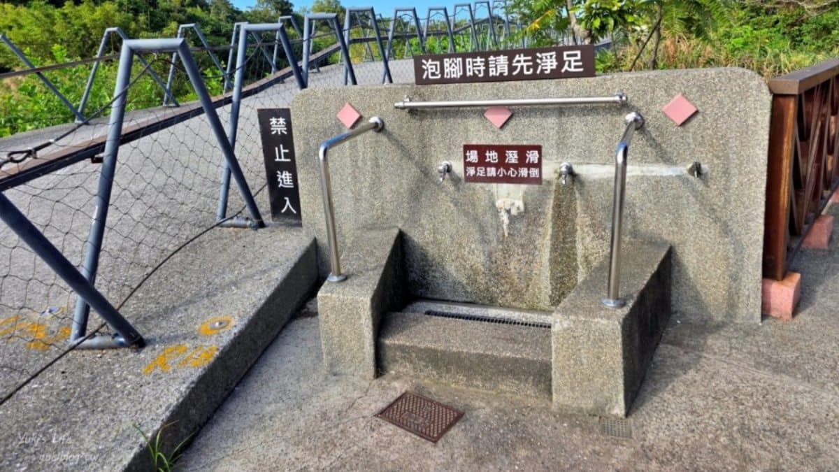 泡腳區設計周到，進池前須先清潔腳部。（圖片來源：Yuki's Life）