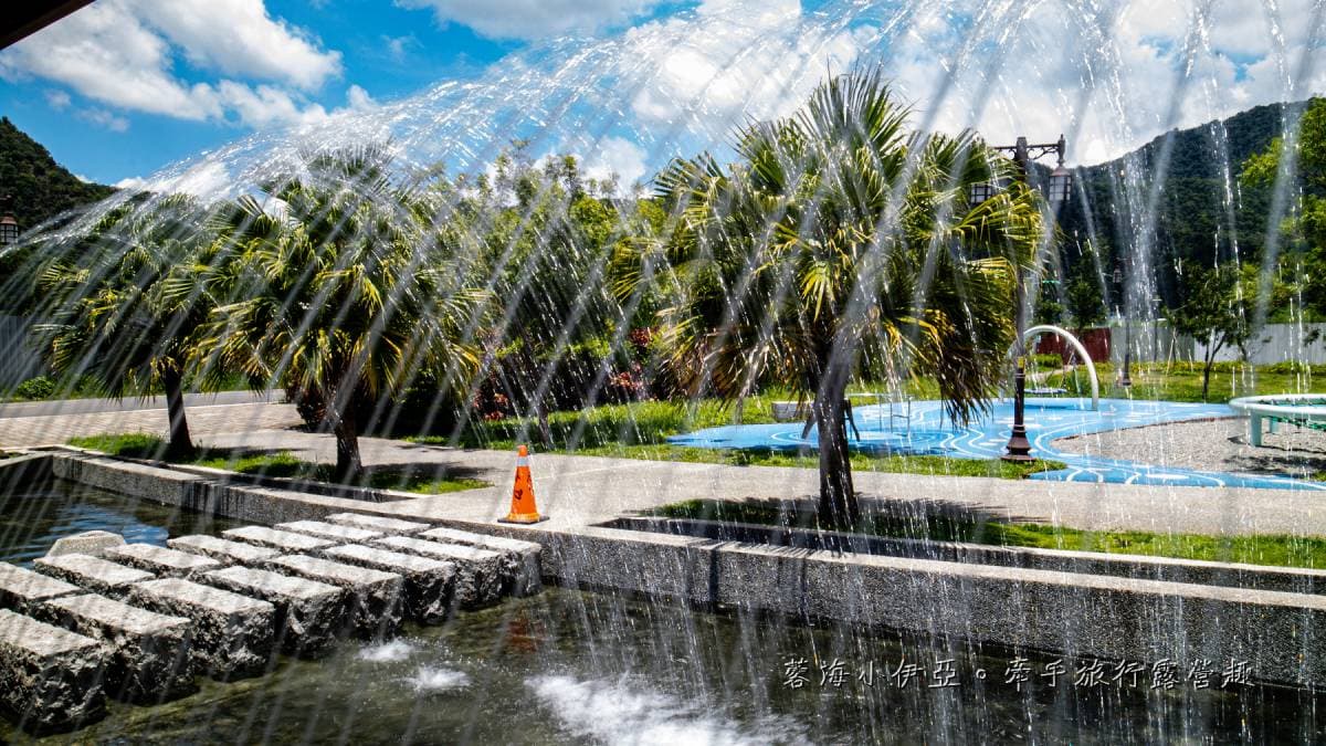 盛夏時刻，定時還會有噴泉製造涼意。（圖片來源：蓉蓉牽手與你環遊世界）