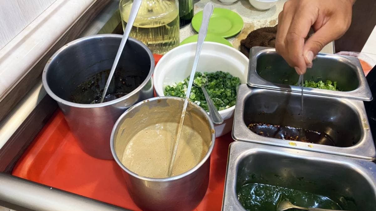 吃鍋一定要搭配腐乳醬和店家特製醬料才對味。（圖片來源：JUN享樂誌）