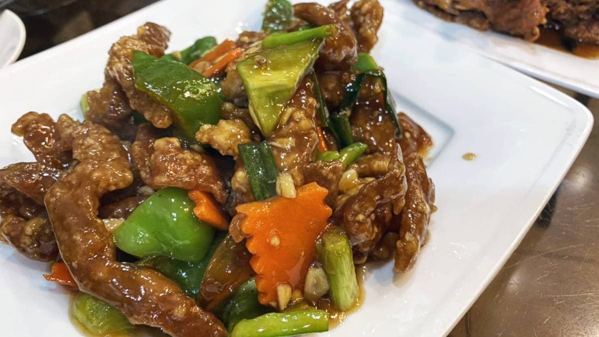 這道就是相當經典的東北家常菜「熘肥腸」。（圖片來源：JUN享樂誌）