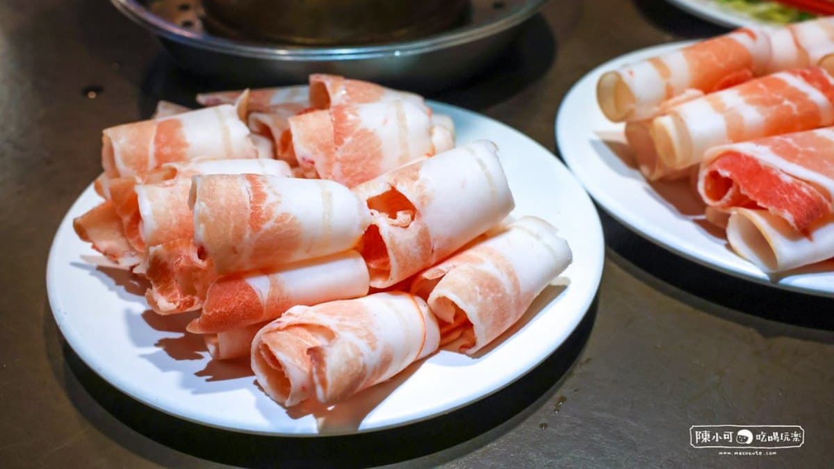 肉盤是火鍋的基本配料，分量十足。（圖片來源：陳小可的吃喝玩樂）