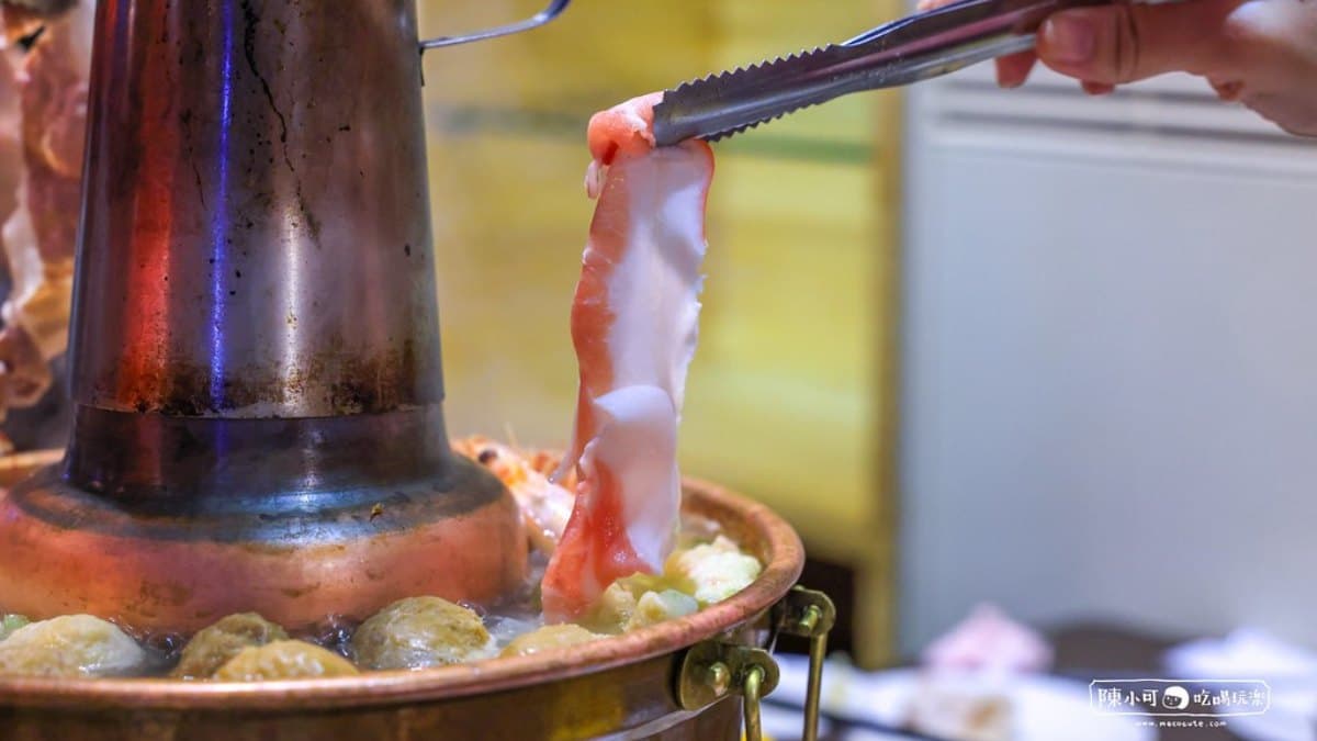 五花肉下鍋涮一下可開動，沾著湯頭單吃就夠美味。（圖片來源：陳小可的吃喝玩樂）