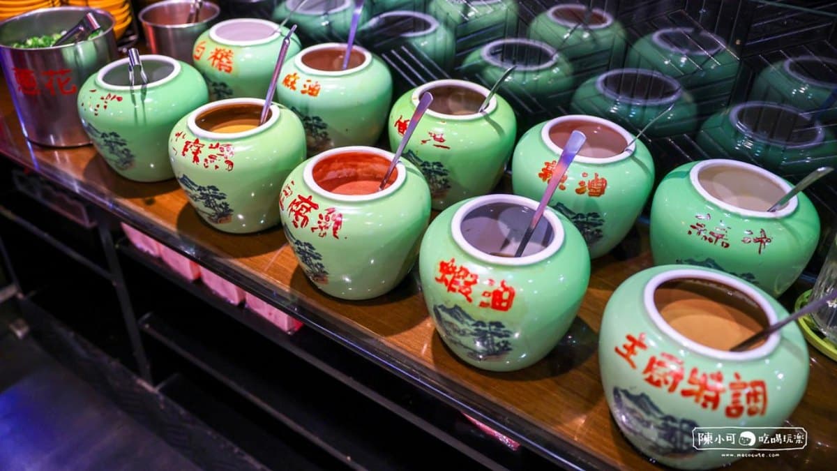 自助區提供各種醬料，畫面一字排開相當壯觀。（圖片來源：陳小可的吃喝玩樂）