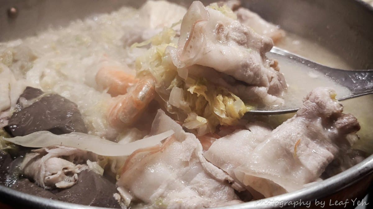 酸菜白肉鍋的湯頭、鍋料都有不錯的水準。（圖片來源：葉影瓶像）