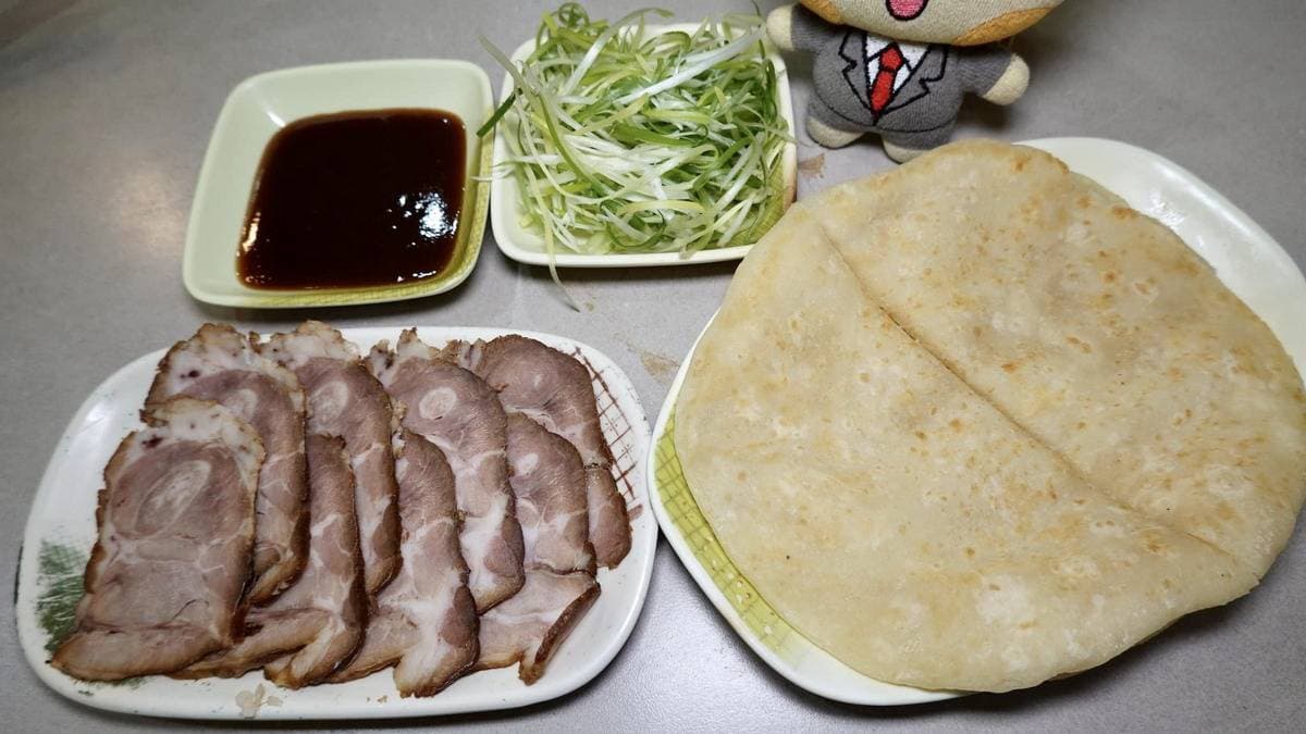 「燻肉大餅」是大連風味館自豪的招牌菜色。（圖片來源：貓大爺）