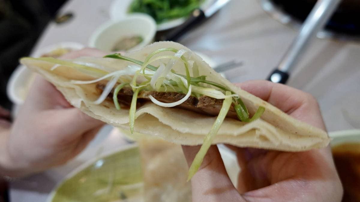 燻肉大餅吃起來餅皮濕潤帶彈性，有淡淡的天然麵香。（圖片來源：貓大爺）