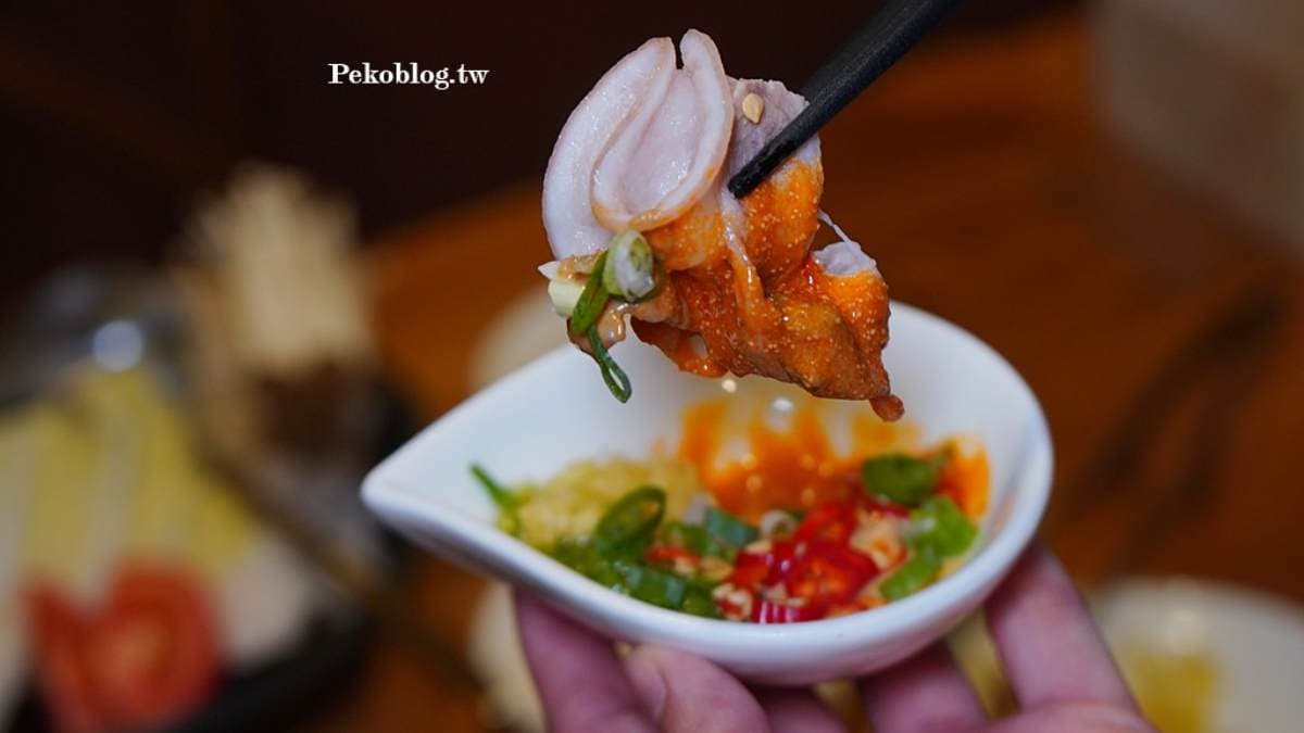 豬肉可搭配餐廳建議的特調沾醬，層次感瞬間提升。（圖片來源：PEKO の Simple Life）