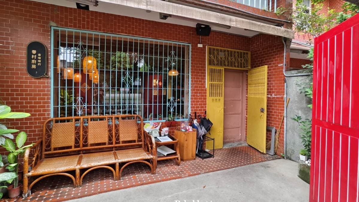 餐廳從紅色大門到店內裝飾，都充滿著眷村風味。（圖片來源：PEKO の Simple Life）