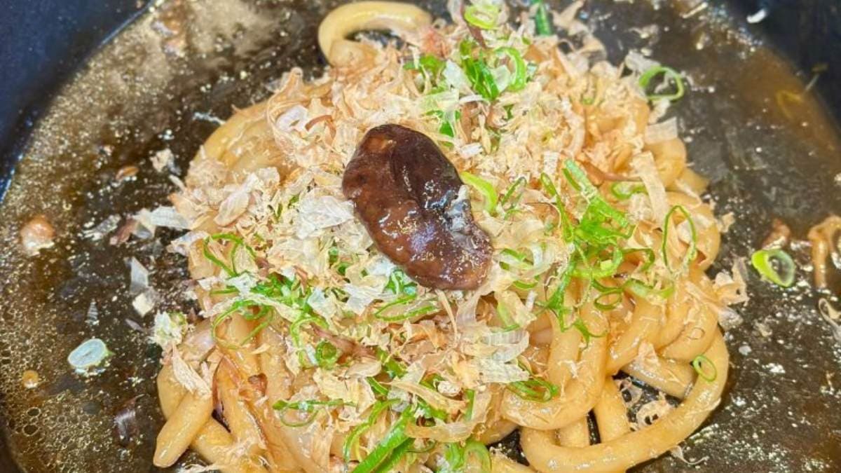 店家的烏龍麵吸附著滿滿壽喜燒醬汁，吃起來入味又Q彈。（圖片來源：跟著Donna一起吃喝玩樂）