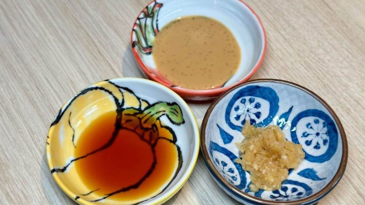 隨餐附上的醬料有胡麻及紫蘇柚兩種，可以搭配享用。（圖片來源：跟著Donna一起吃喝玩樂）