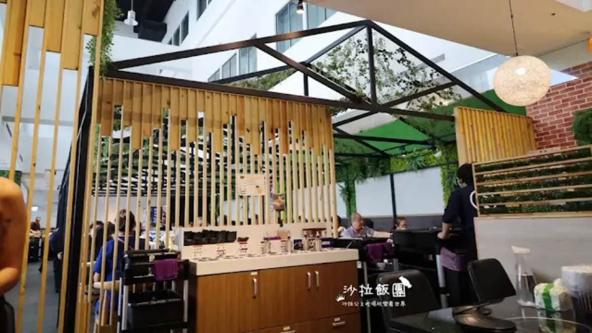 用餐空間寬廣，還有採光區可坐。（圖片來源：沙拉飯團）