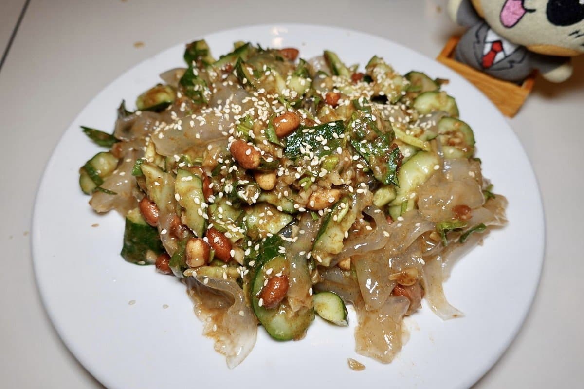 拉皮是東北常見的美食，主要以小黃瓜、花生、芝麻調味，吃起來爽彈。（圖片來源：貓大爺）