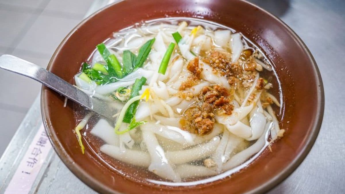 粄條湯很清，湯跟粄條的組合吃起來鮮甜不油膩。（圖片來源：螞蟻幫的櫥櫃）