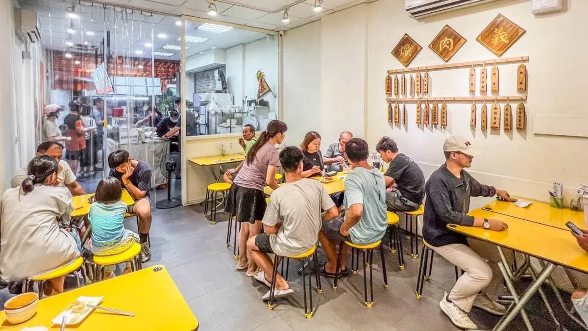 用餐環境桌數不多，大多客人都外帶為主，內用有冷氣很加分。（圖片來源：大手牽小手。玩樂趣）