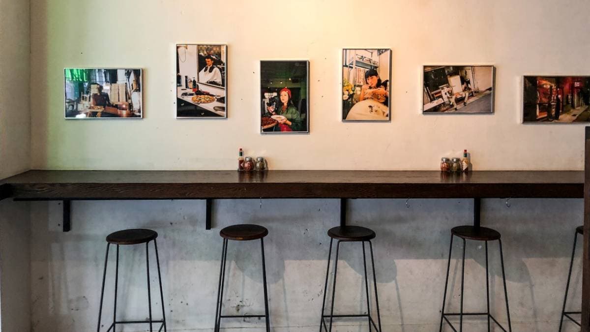 店內裝潢類似美式酒吧，在台北迪化街這一帶非常特別。（圖片來源：娜姐 Foodelicious）