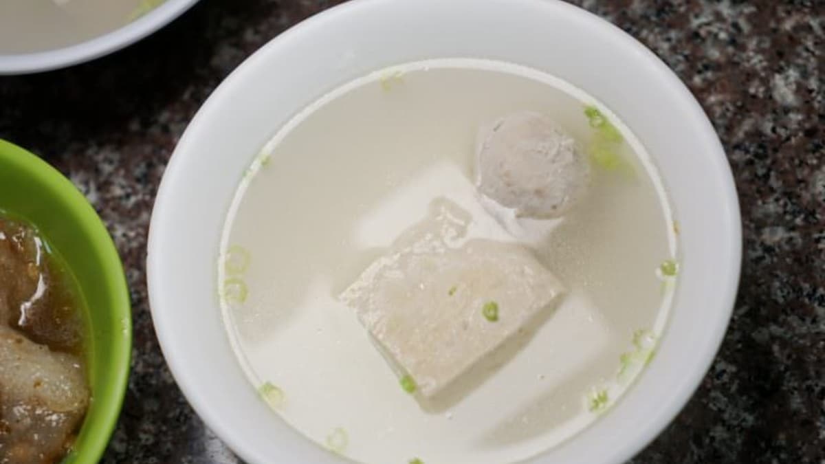 有豆腐湯、魚丸湯、綜合湯，搭配口味重的肉圓還挺合適的。（圖片來源：螞蟻幫的櫥櫃）