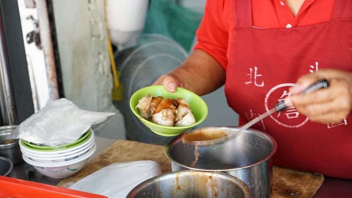 肉圓會被淋上靈魂醬汁才上桌。（圖片來源：螞蟻幫的櫥櫃）