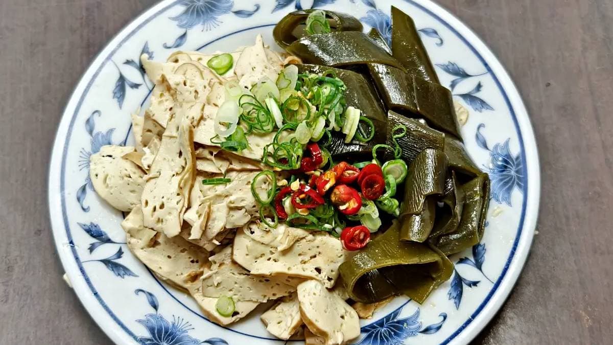 豆干都會有孔洞很多，放入牛肉麵湯裡可以吸很多湯汁。（圖片來源：DARREN蘋果樹旅遊玩樂誌）