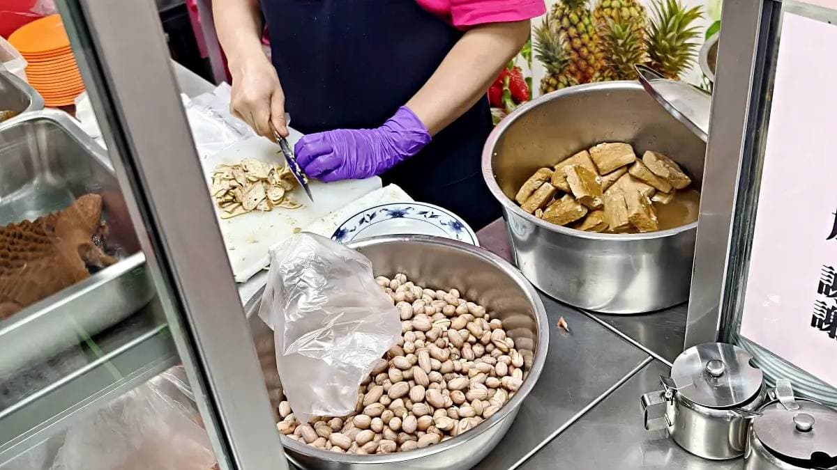 店內切豆干的大姐，看起來刀工超強。（圖片來源：DARREN蘋果樹旅遊玩樂誌）