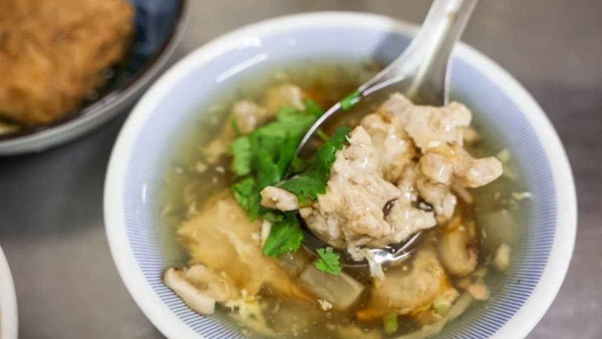肉羹很大塊，咬起來紮實有咬勁，湯頭鮮甜好喝。（圖片來源：Nana愛旅行札記）