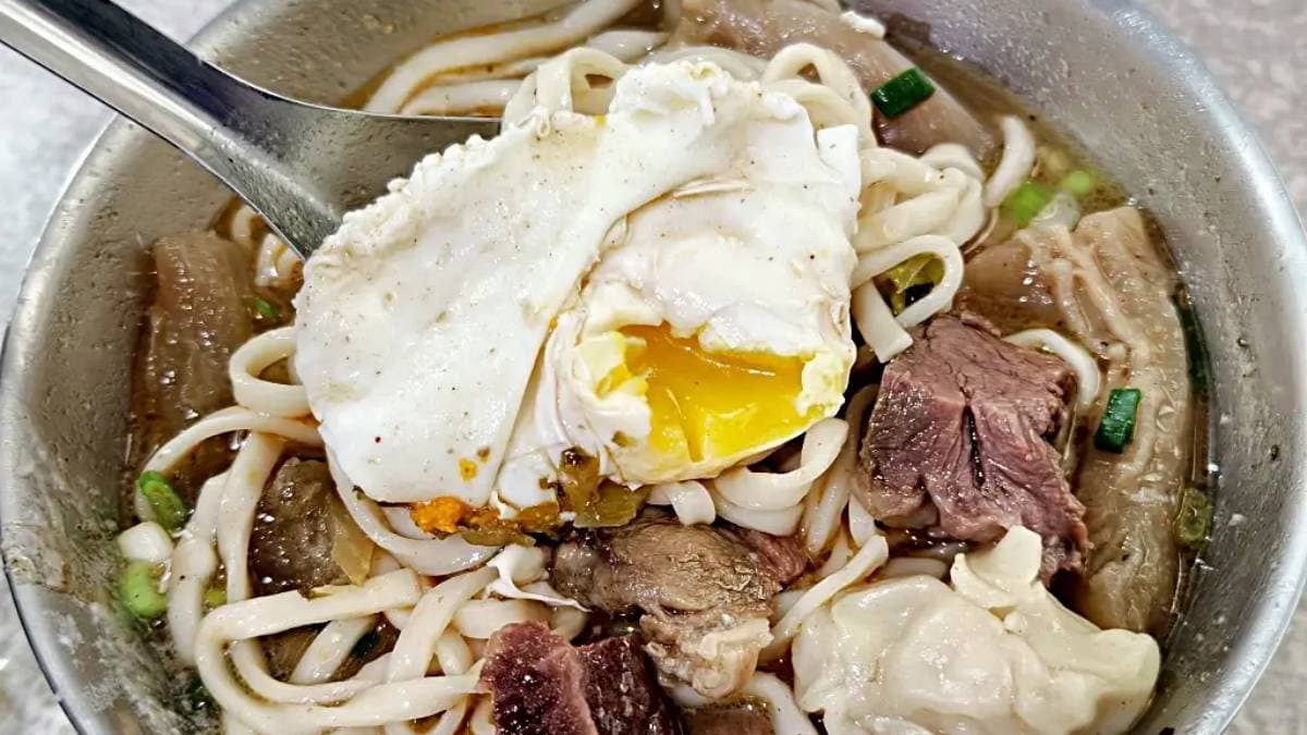 蛋包裡是半熟蛋，搓開來倒入牛肉湯汁很有味。（圖片來源：DARREN蘋果樹旅遊玩樂誌）