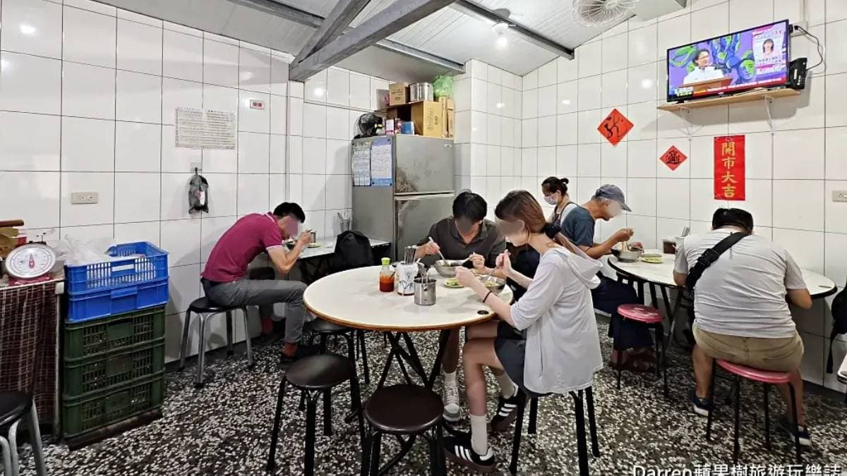 店門口很小，內用座位也不多，要吃要碰碰運氣。（圖片來源：DARREN蘋果樹旅遊玩樂誌）