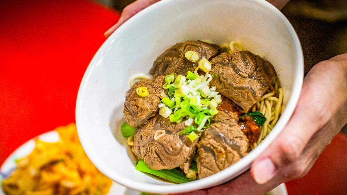 極味牛乾麵麵裡加了麻辣醬，麻味相當突出，吃起來非常過癮。（圖片來源：大手牽小手。玩樂趣）
