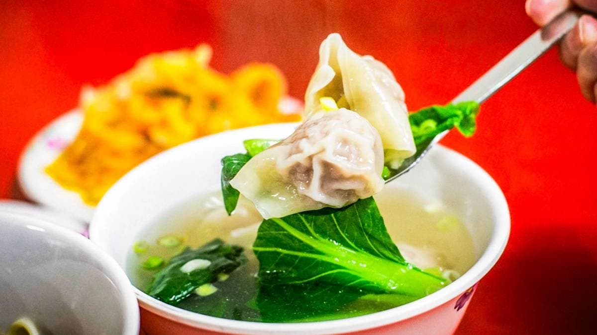 雲吞湯內餡很紮實還充滿肉汁，配上清甜的大骨湯頭，吃起來很合拍。（圖片來源：大手牽小手。玩樂趣）