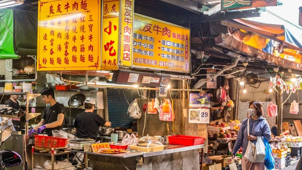 李家良友牛肉麵位於傳統市場內，只有老饕才知道的隱藏版牛肉麵。（圖片來源：大手牽小手。玩樂趣）
