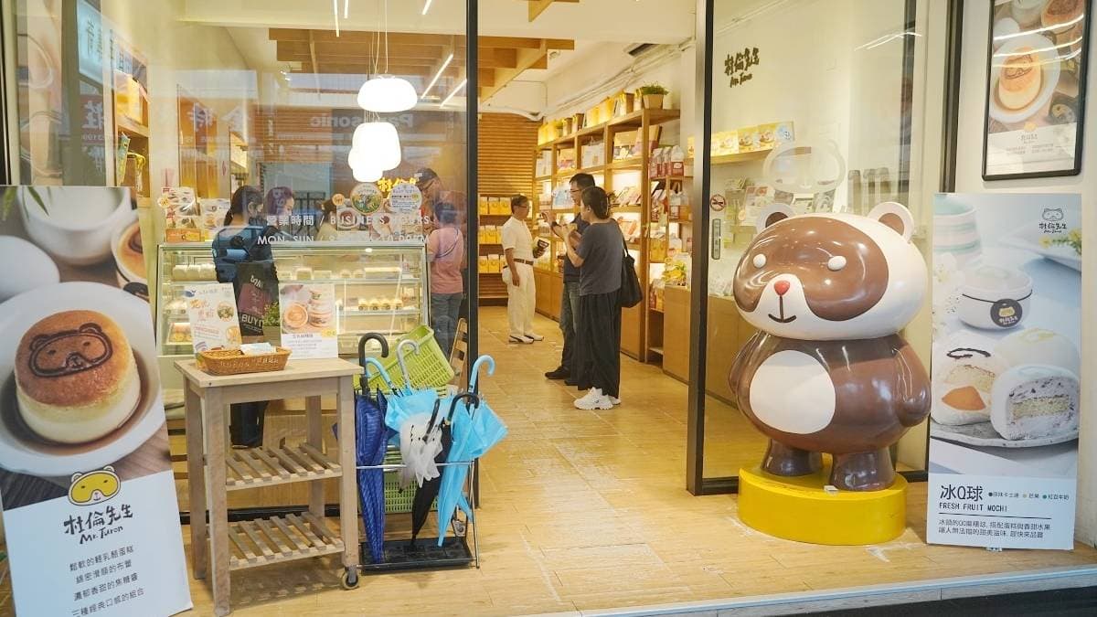 門口有超可愛的Mr.Turon杜倫先生以及人氣伴手禮介紹。（圖片來源：東蛙池塘）