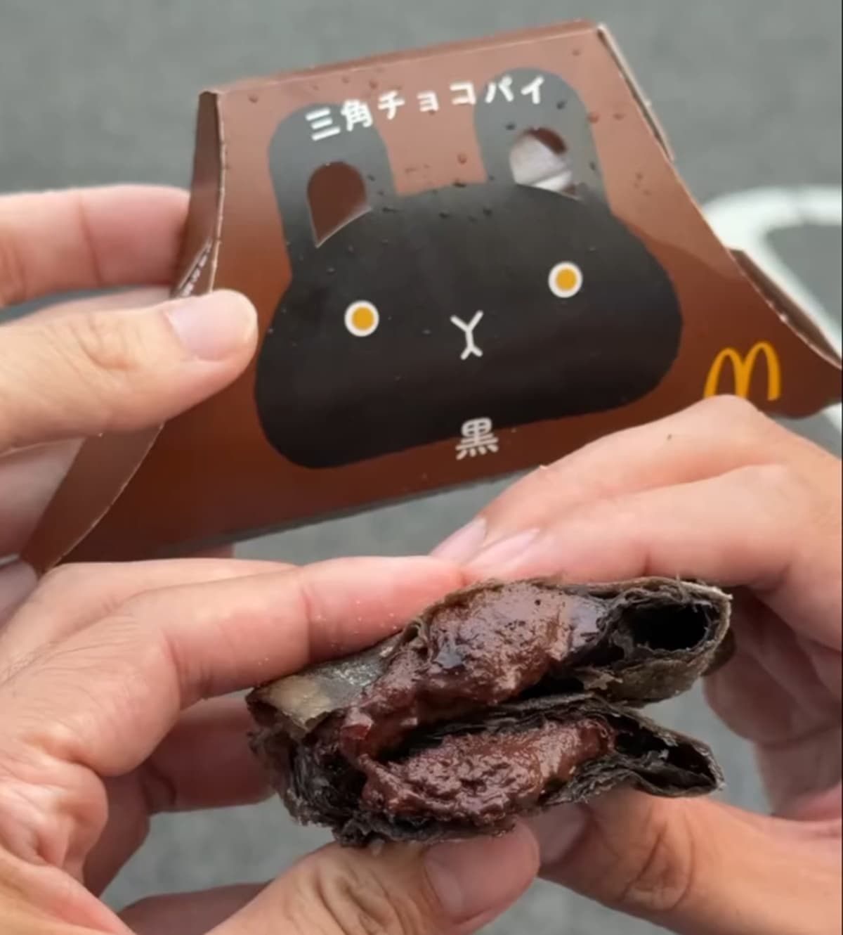 日本麥當勞「巧克力三角派」來了！開賣時間搶看，爆漿可可餡＋脆皮太欠吃