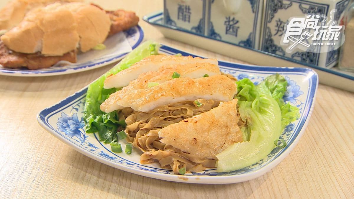 「特式墨魚扒撈麵」推薦可加辣椒醬提味，也讓麵條更滑順。