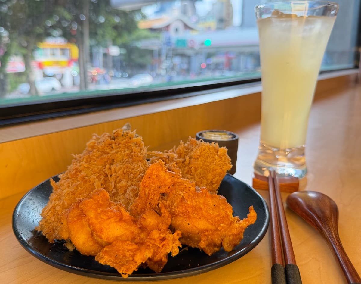 「吉豚屋定食買一送一」手刀搶！149元爽嗑唐揚雞、海陸拼盤，加碼送炸海老