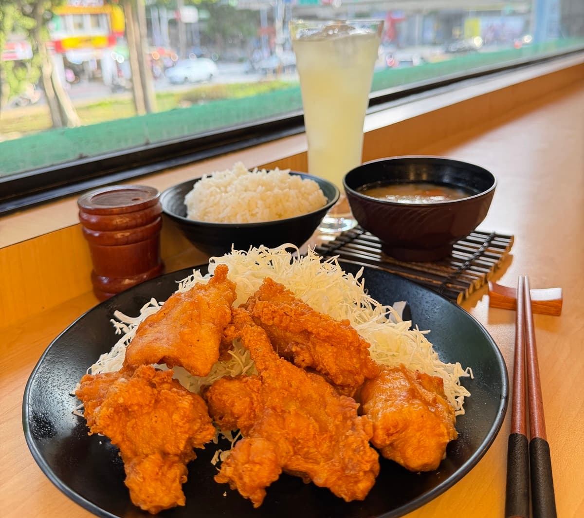 「吉豚屋定食買一送一」手刀搶！149元爽嗑唐揚雞、海陸拼盤，加碼送炸海老
