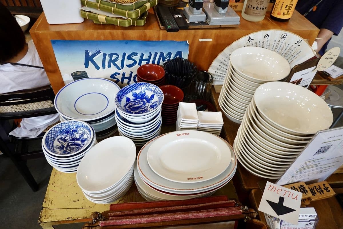 萬華世界下午酒場提供各種碗盤，讓客人能點完酒後，去市場採買自己想吃的下酒菜。
