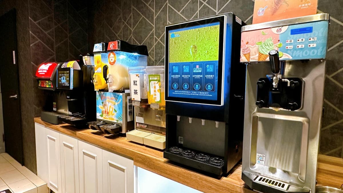 水果、沙拉、小菜、甜點、冰淇淋、霜淇淋應有盡有。（圖片來源：熱血吃遍高雄）