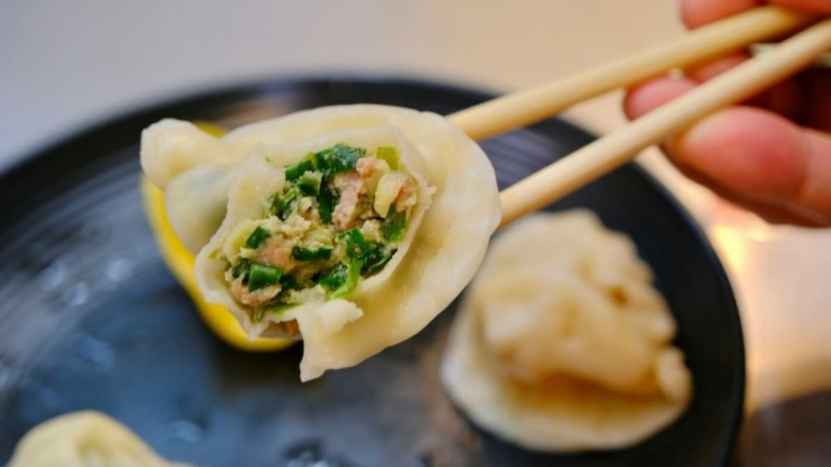 肉餡是用黑豬肉製成，也有經典的高麗菜、韭菜口味可選擇。（圖片來源：艾家主婦）