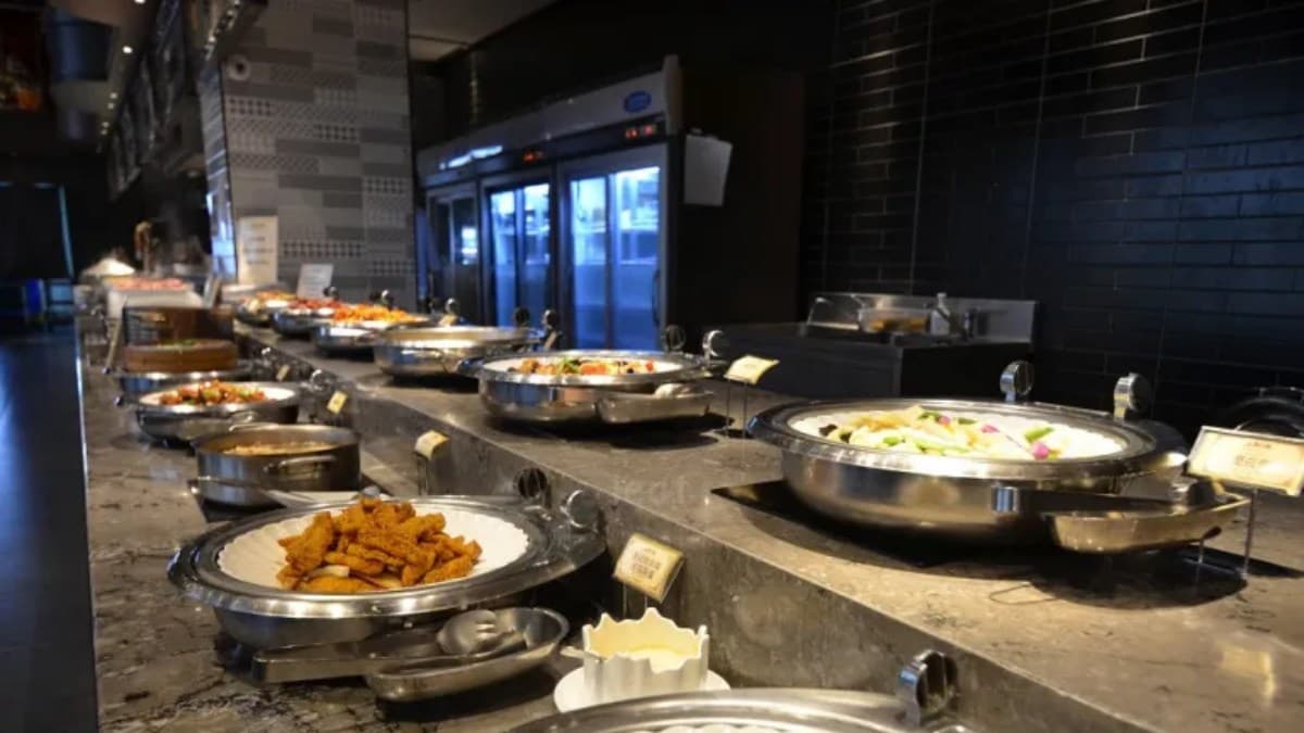 餐點區有分生魚片、壽司區、中式菜肴等，品項豐富。（圖片來源：愛伊特）