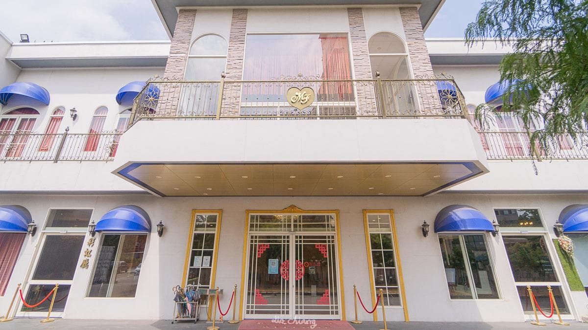 餐廳以婚宴會館的規格經營，裝潢富麗堂皇。（圖片來源：LizChiang栗子醬）