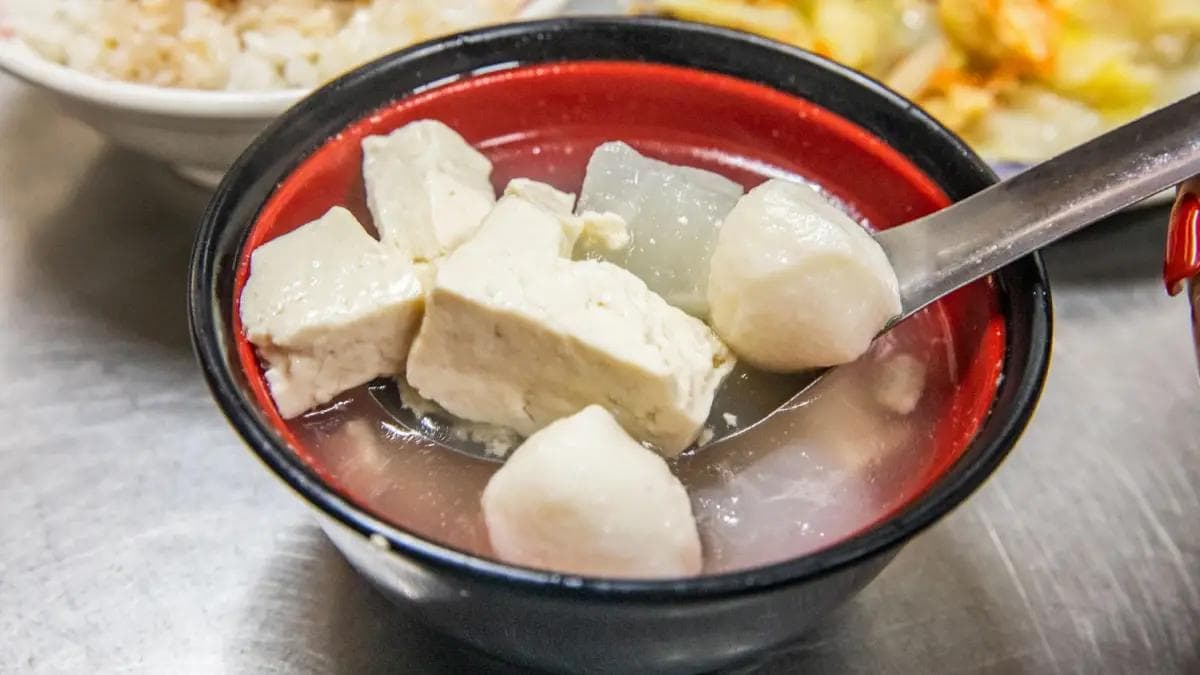 「菜頭丸仔湯」滿滿菜頭甜味，吃起來非常細緻且鮮甜。（圖片來源：大手牽小手）