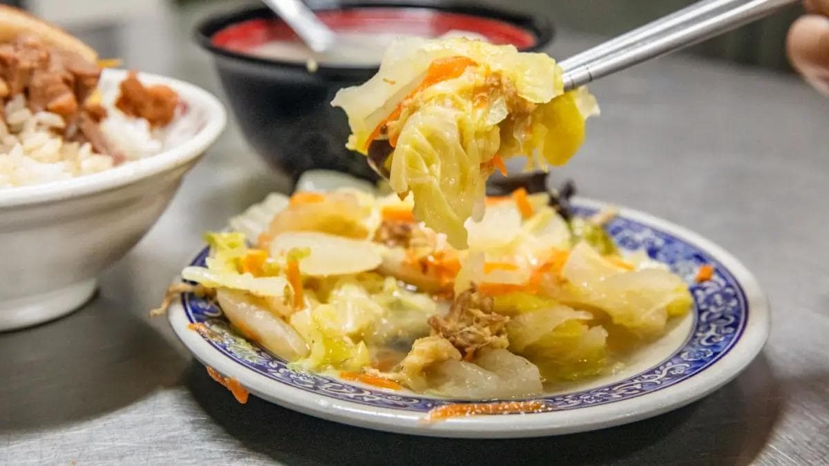 白菜魯加了碰皮跟蝦米一起煮，口感很有層次。（圖片來源：大手牽小手）