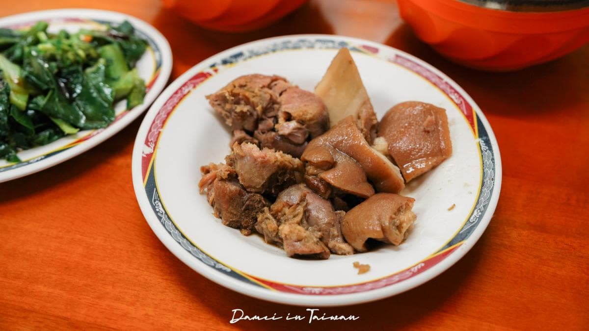 每桌必點的滷豬腳，十分入味且肉質不會乾硬。（圖片來源：大妹Damei）